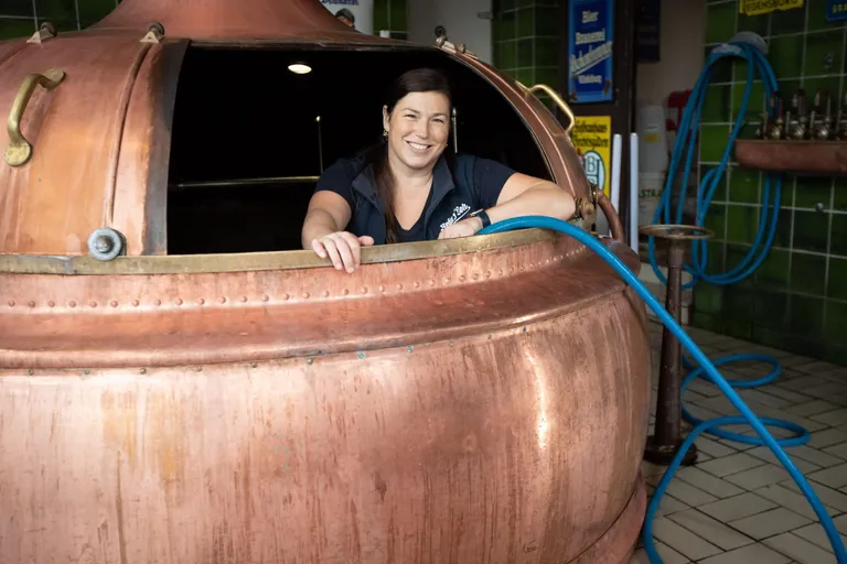 Brauerin Barbara Lohmeier mit Sudkessel
