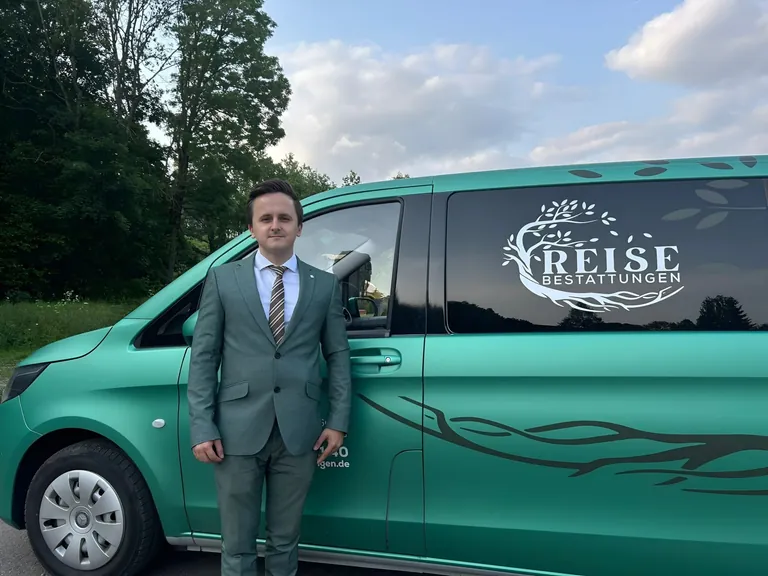 Jeremy Reise vor seinem gr&uuml;nen Firmenwagen