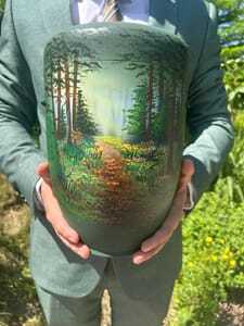 Jeremy Reise zeigt eine bemalte Urne