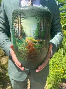 Jeremy Reise zeigt eine bemalte Urne