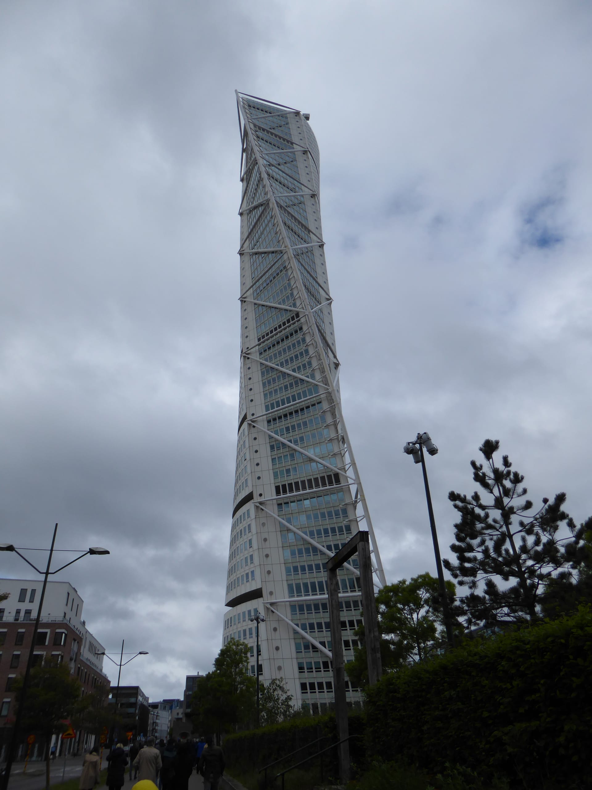 Der "Turning Torso" nach einem Entwurf des spanischen Architekten Santiago Calatrava. Das Hochhaus ragt 190 Meter über dem schwedischen Malmö. An dieser Stelle stand bis 2003 der Kockumskran, das ehemalige Wahrzeichen der "alten" Werftstadt Malmö.