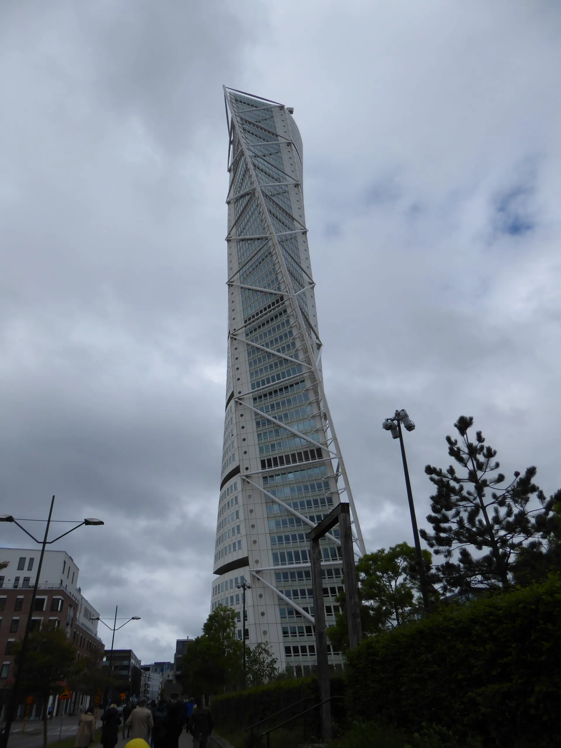 Der "Turning Torso" nach einem Entwurf des spanischen Architekten Santiago Calatrava. Das Hochhaus ragt 190 Meter über dem schwedischen Malmö. An dieser Stelle stand bis 2003 der Kockumskran, das ehemalige Wahrzeichen der "alten" Werftstadt Malmö.