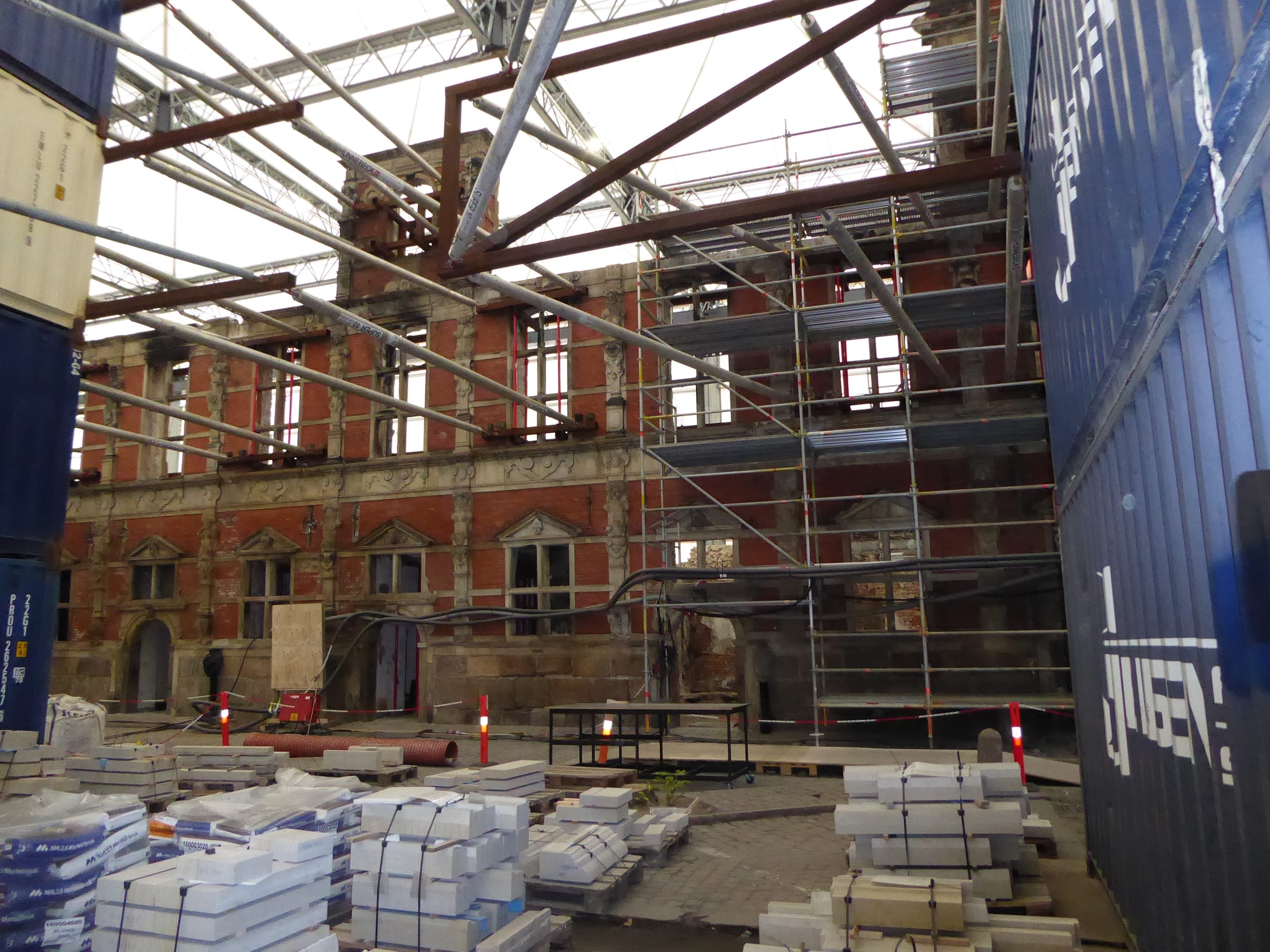 Als im April 2024 die Börse von Kopenhagen brannte, verloren die Dänen eines ihrer wichtigsten historischen Gebäude. Seit 1624 war die Börse das Zentrum des Handels in Dänemark und bis zum Brand der Sitz der Dänischen Handelskammer. Der denkmalgeschützte Komplex ist zu 55 Prozent vollständig zerstört, darunter die alte Börsenhalle, das Herzstück des 128 Meter langen Gebäudes mit dem Kupferdach.