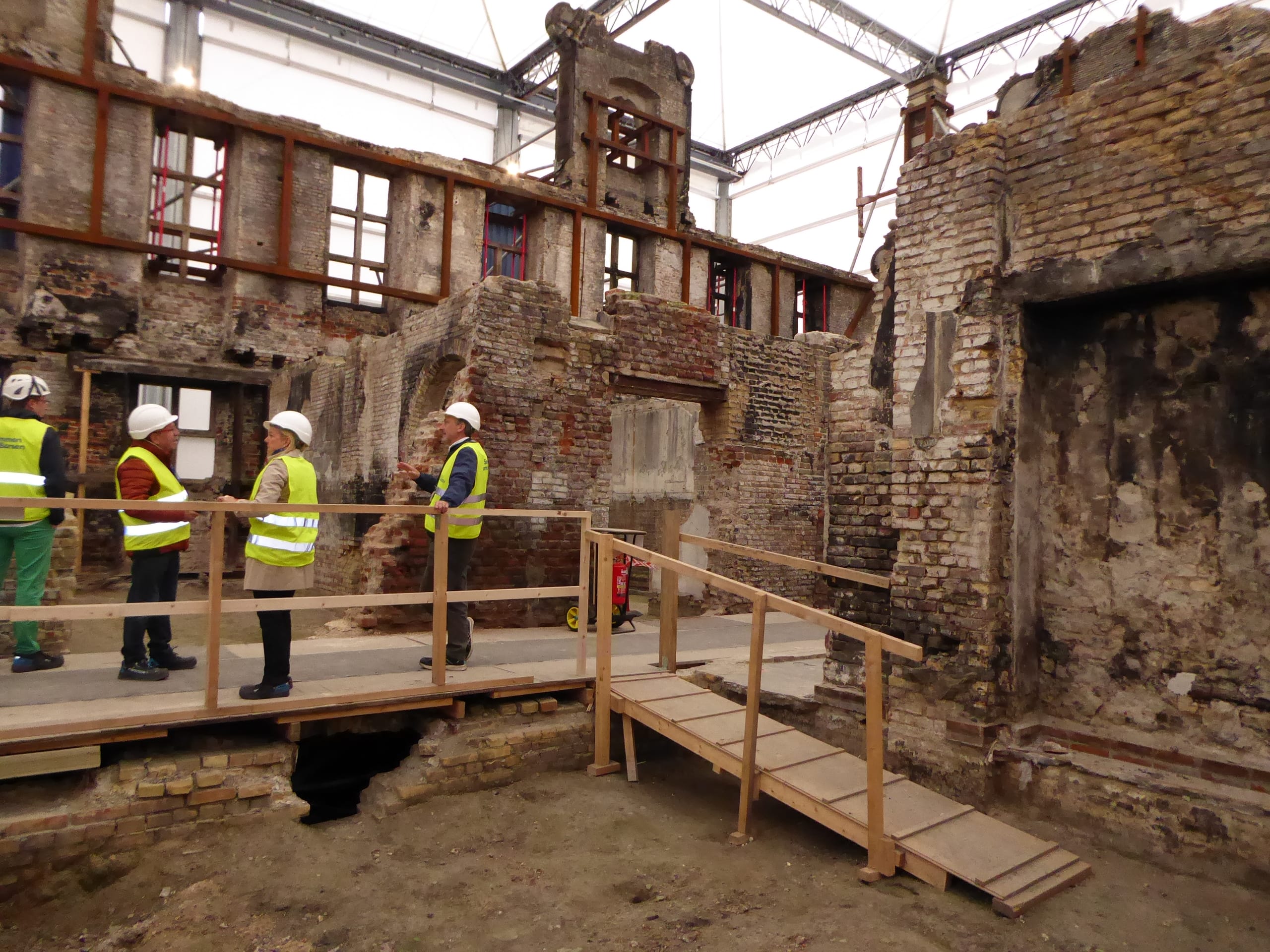 Die Brandursache ist ungeklärt. Als das Feuer in den frühen Morgenstunden des 16. April ausbrach, packten die Kopenhagener mit an, um wertvolle Kunstgemälde und Kulturschätze zu retten: Von der Feuerwehr über die Polizei und Rettungsdienste bis hin zu Mitarbeitern der Handelskammer, Küchenpersonal und Passanten, die gerade auf dem Weg zur Arbeit waren.