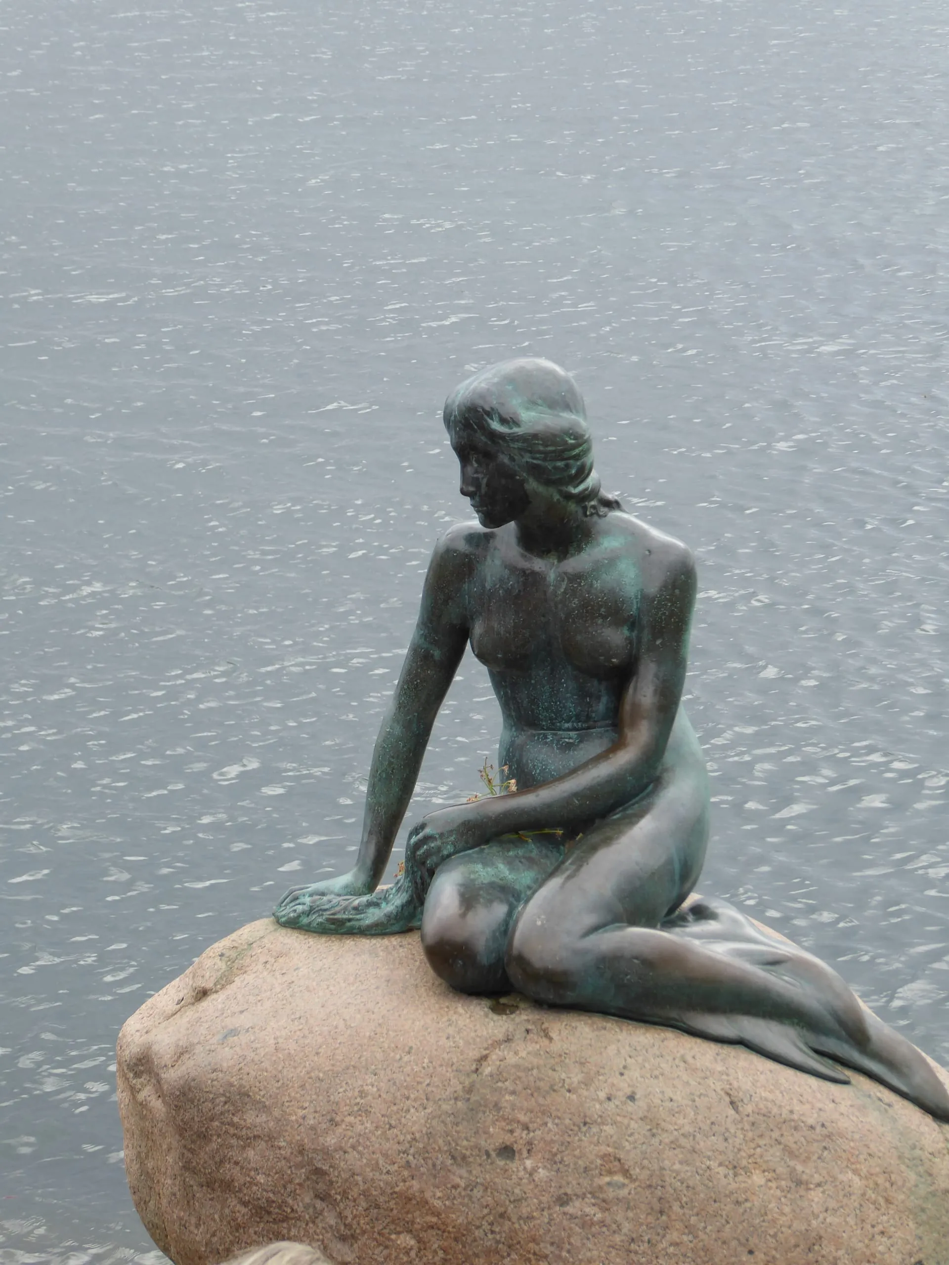 Das Wahrzeichen der Hauptstadt Dänemarks: die kleine Meerjungfrau. Die Bronzeskulptur des Bildhauers Edvard Eriksen sitzt seit 1913 auf einem Felsen im Hafen.