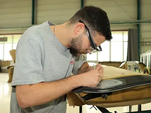 Fabio Russo beim Zuschnitt der Folienaufkleber