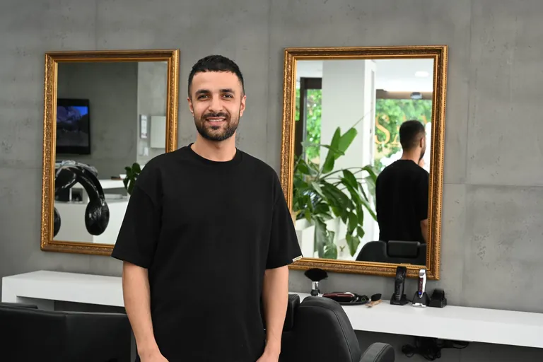 Friseurmeister Hossam Alhorani in seinem Salon 
