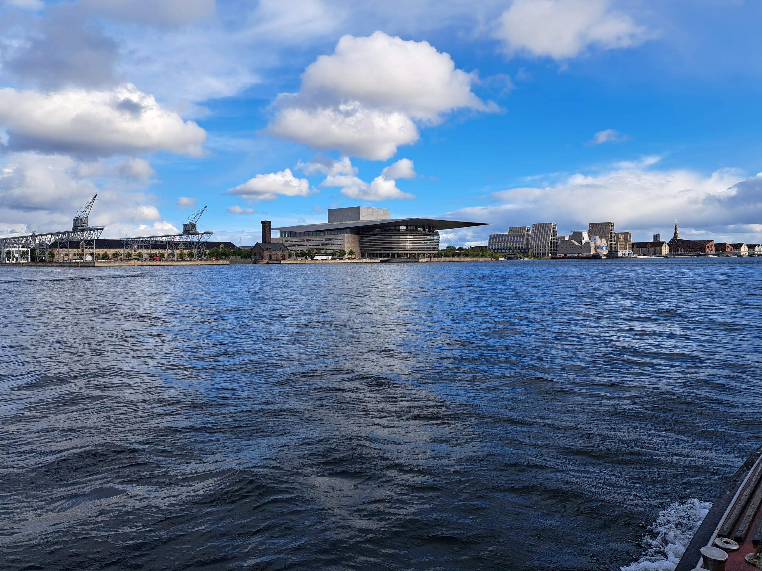 Die Königliche Oper von Kopenhagen befindet sich direkt am Wasser und gegenüber von Schloss Amalienborg.