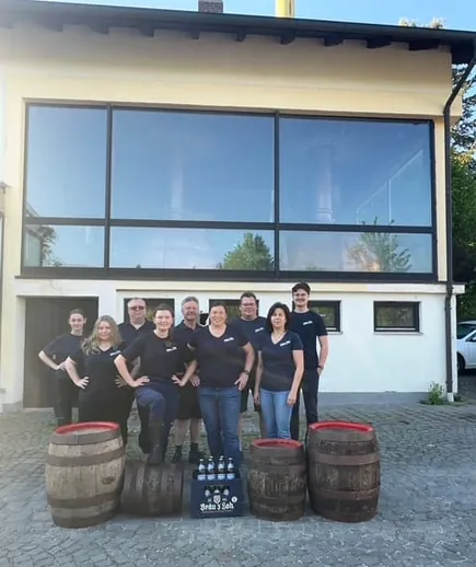 Neun Mitarbeiter im T-Shirt mit dem Logo von Br&auml;u z'Loh.