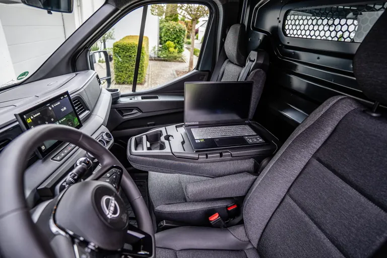 Nissan Interstar, Blick in die Fahrerkabine