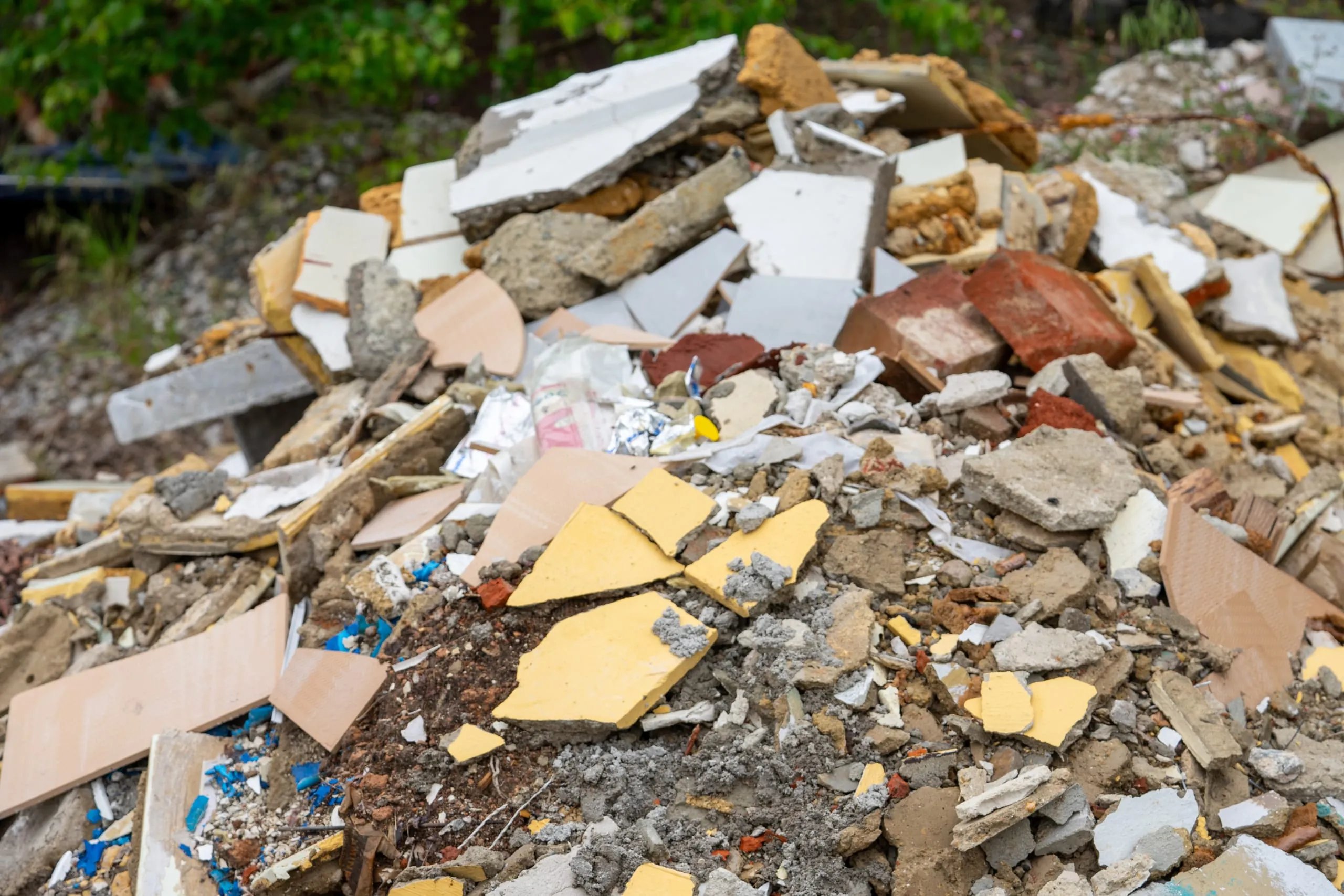 Handwerker verurteilt: Abbruchabfälle in 15 Fällen in Natur entsorgt
