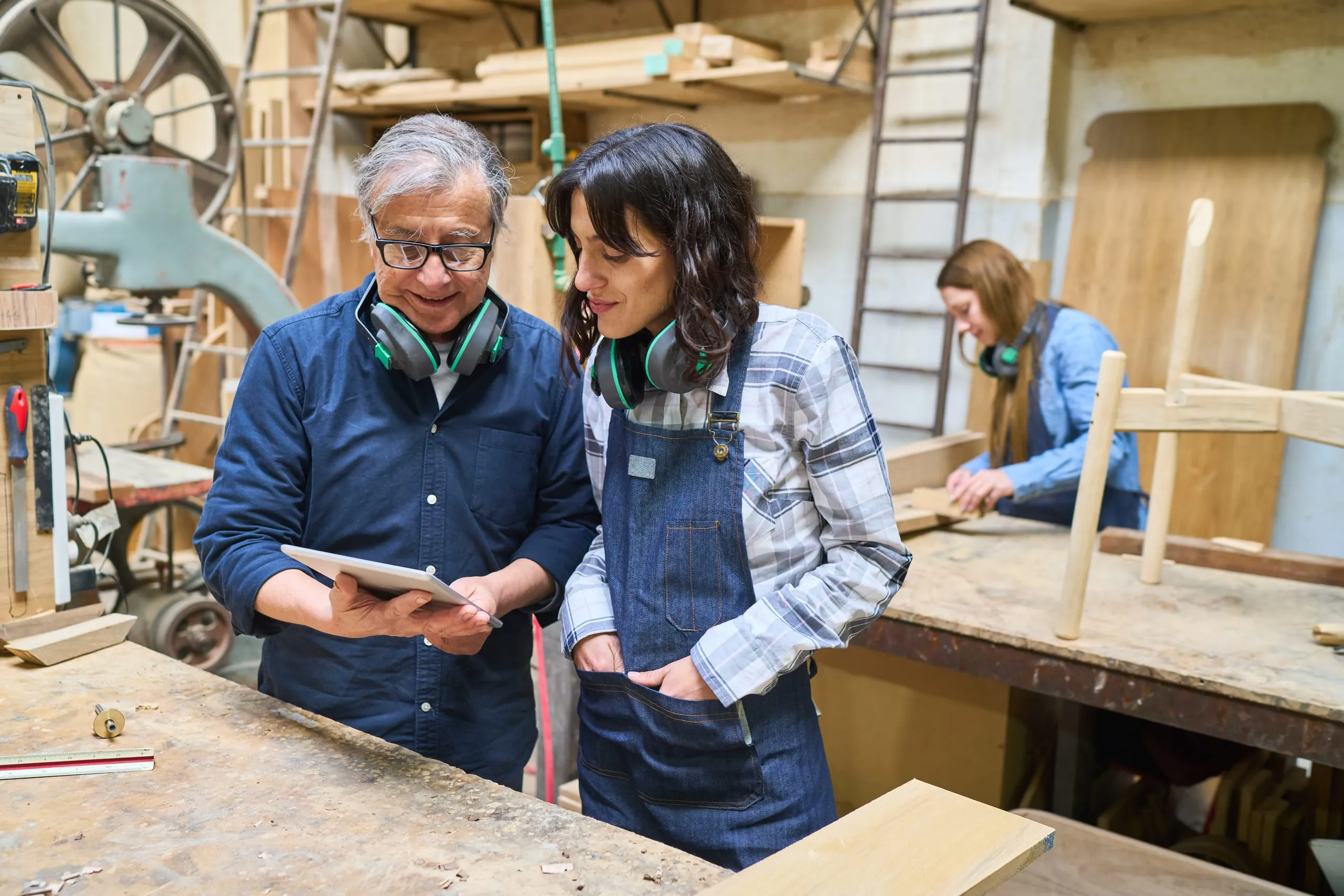 Befragung ergibt: Generationenkonflikte belasten Arbeit in Betrieben