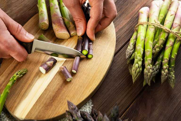Küchen-Arbeitsplatte mit Spargel