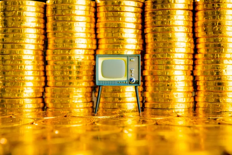 Radio vor Stapel aus Geldm&uuml;nzen 