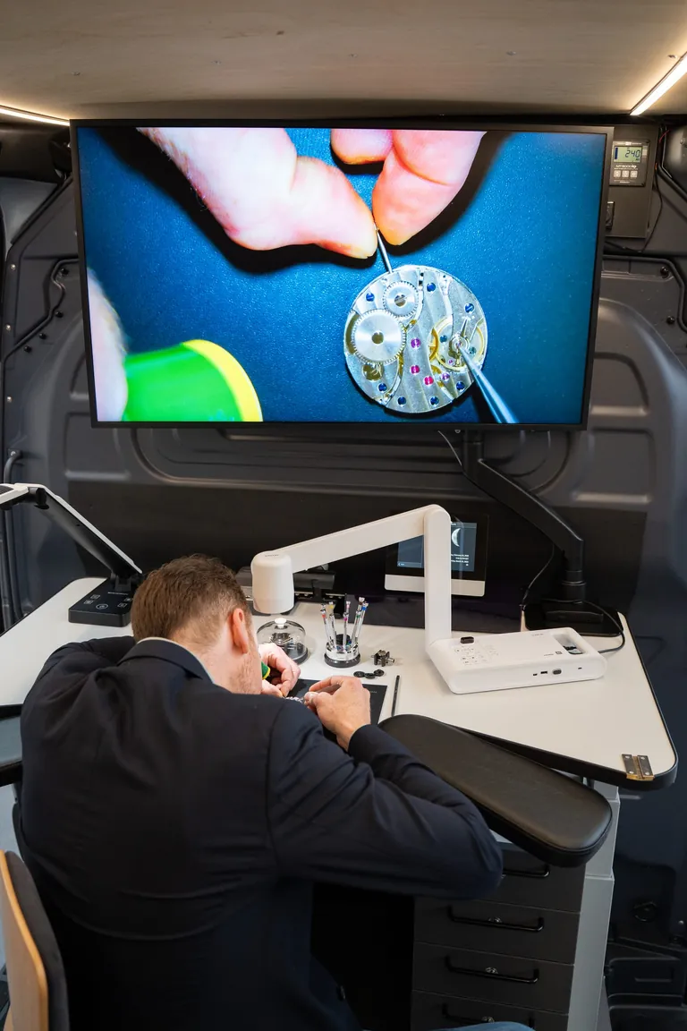 Michael Man&szlig;hardt, Schulterblick bei der Arbeit an einer Uhrmechanik