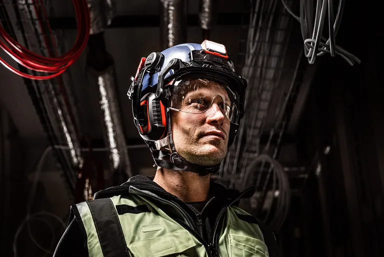 Schutzhelm mit Geh&ouml;rschutz, Stirnlampe und Visier