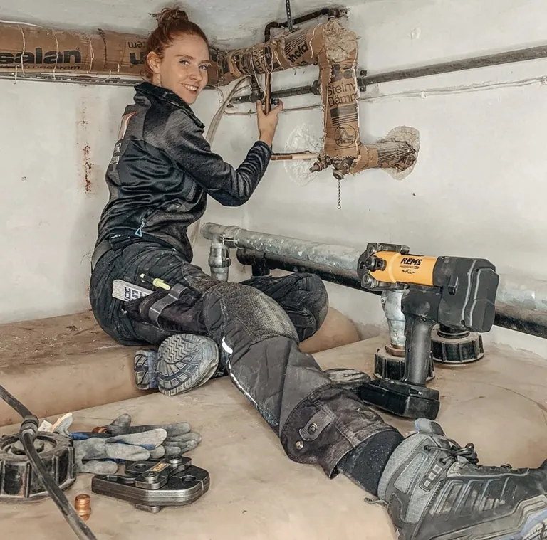 Sandra Hunke schraubt an einem Rohr