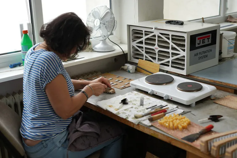 Mitarbeiterin klebt Stimmen auf Stimmstock