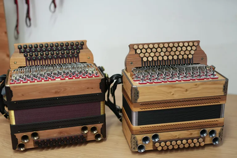 Zwei Harmonikas nebeneinander