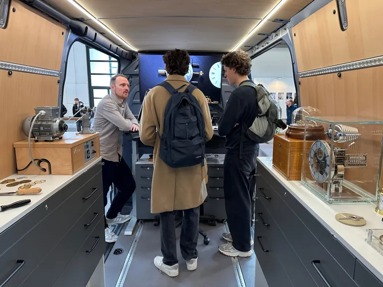 Michael Man&szlig;hardt mit Interessierten im Mobil im Gespr&auml;ch