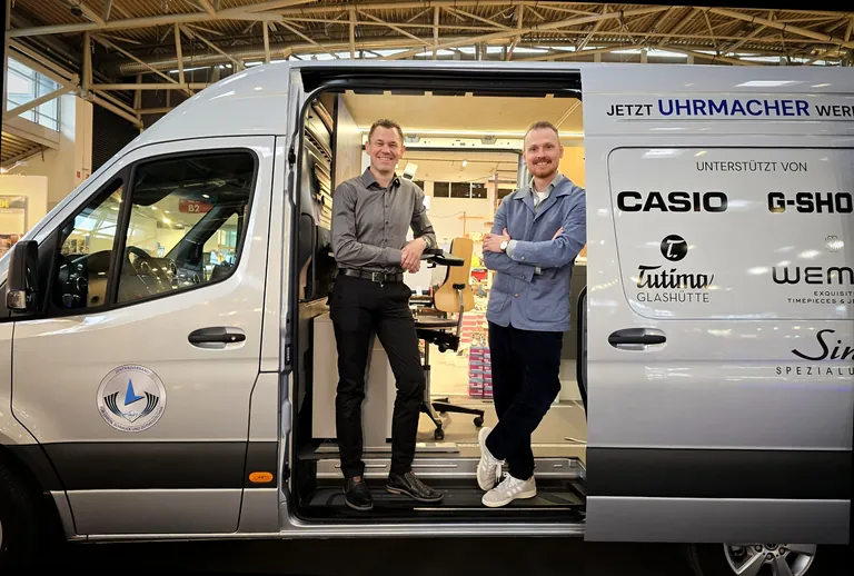 Michael Man&szlig;hardt (rechts) und Albert Fischer im Eingangsbereich des Mobils