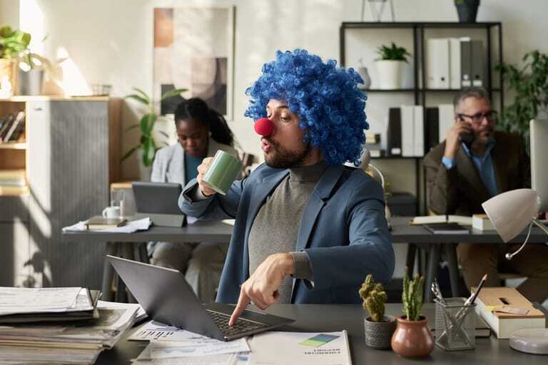 Clown an Laptop