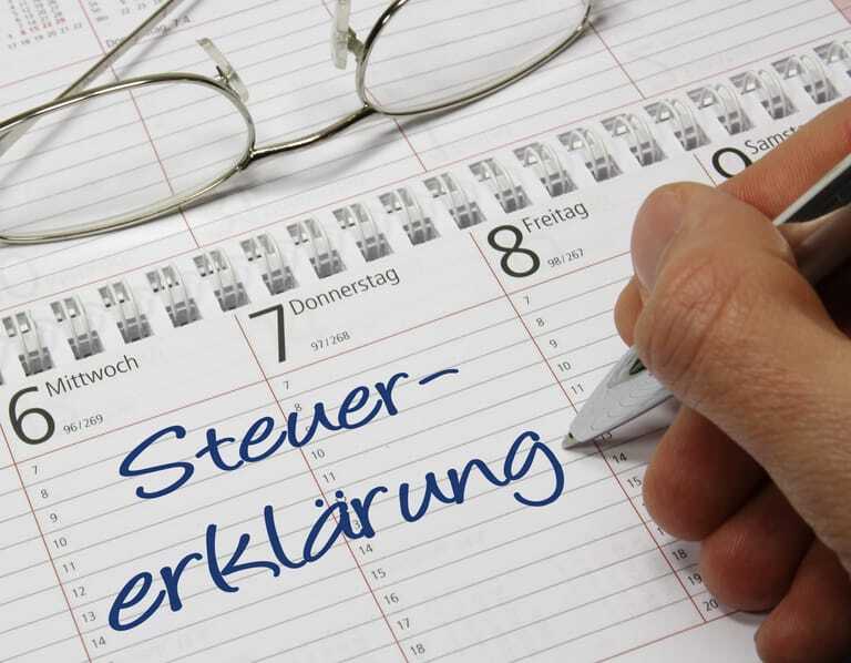 Wer die Frist für die Steuererklärung 2024 verpasst, muss mit empfindlichen Verspätungszuschlägen rechnen – bis zu 25.000 Euro sind möglich.