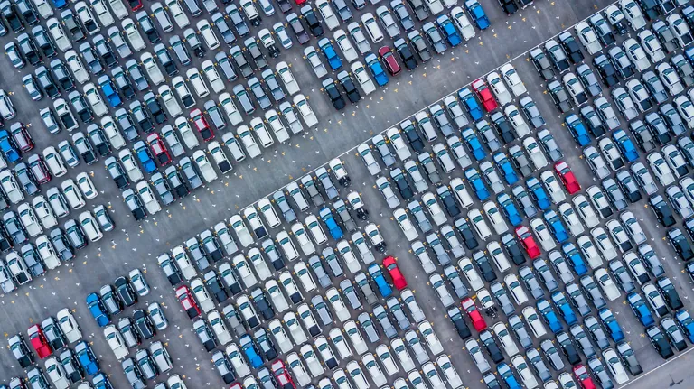 Neue Autos aufgereiht