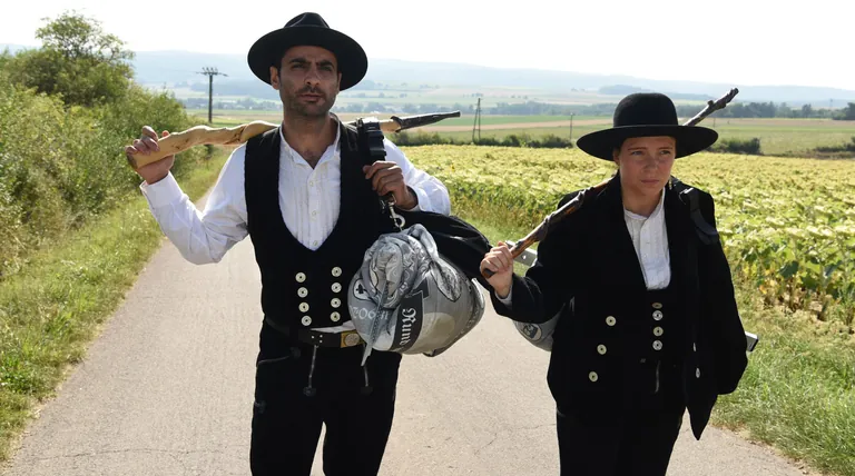 Voller Tatendrang: Die Zimmerergesellen Maria (Ronja Rath) und Cem (Sohel Altan Gol) gehen auf die Walz.