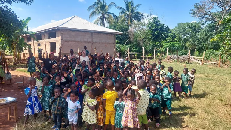 Leo John mit Kindern vor der Schule