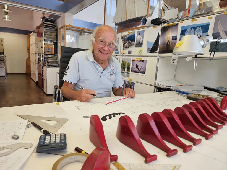 Josef Martin am Zeichentisch.