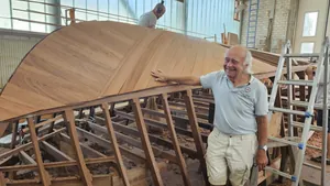 Josef Martin vor einem seiner Holzboote.