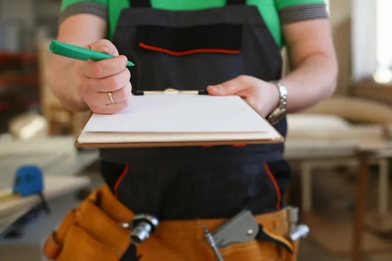 Handwerker mit Vertrag zum Unterzeichnen