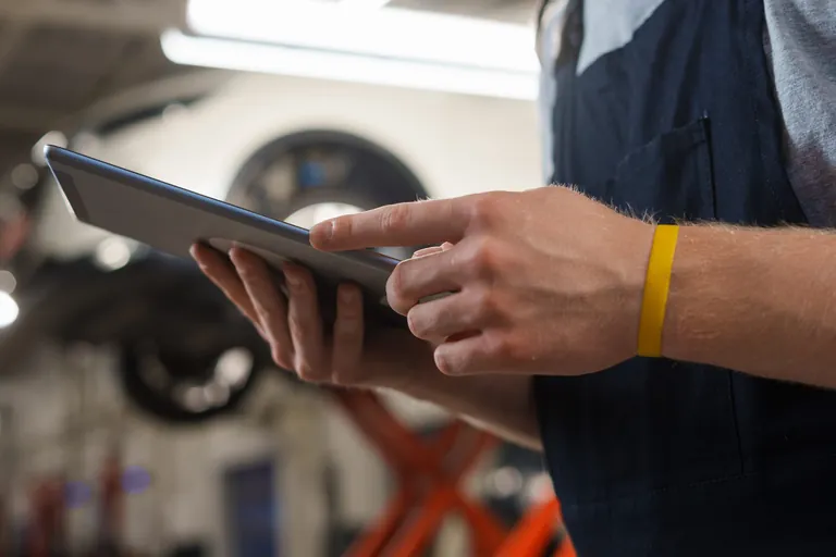 Tablet in Kfz-Werkstatt