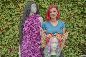 Jana Conrad mit Beispielen aus ihrem Fundus. 