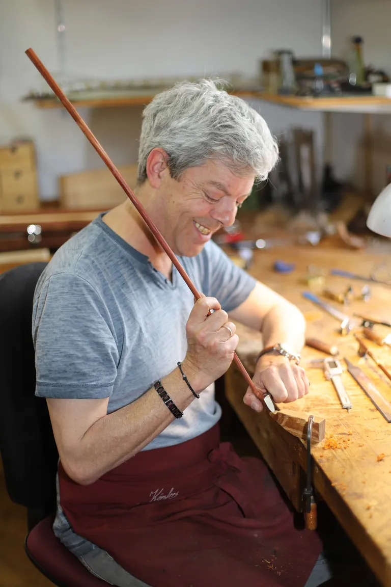 beim Schnitzen der Bogenstange