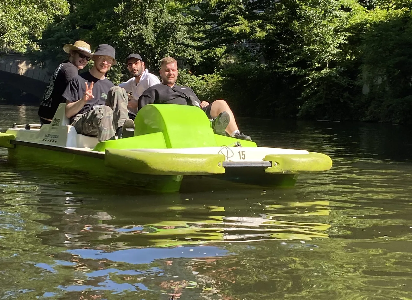 Eine Gruppe junger M&auml;nner beim Tretbootfahren am Pr&auml;ventionstag der JSS Braunschweig.