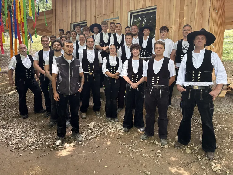 Die Zimmerer-Azubis vor dem neuen K&auml;ngurustall