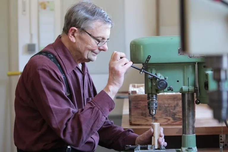 Holzspielzeugmachermeister Johannes G&uuml;nther