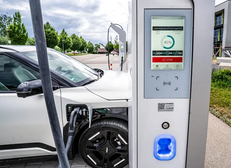 Kia EV3 an einer Schnelllades&auml;ule