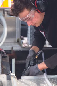 Azubi Richard Mierisch beim Entrosten. 