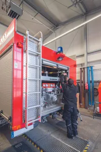 Elektriker Sebastian Haas bei der Endabnahme.