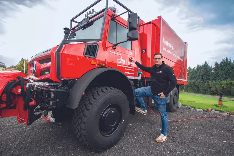 Rudi M&uuml;ller, kaufm&auml;nnischer Leiter bei BTS, vor einem Feuerwehrfahrzeug