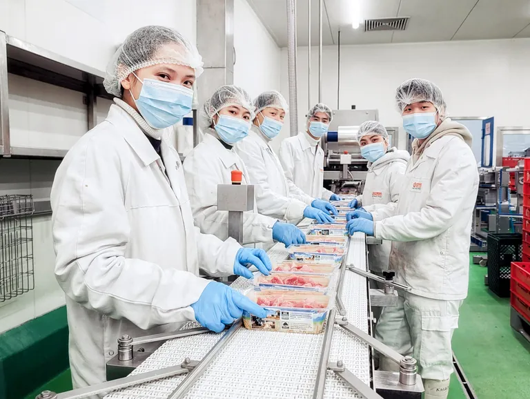 Vietnamesische Auszubildende in der Fleischmanufaktur Dietzel