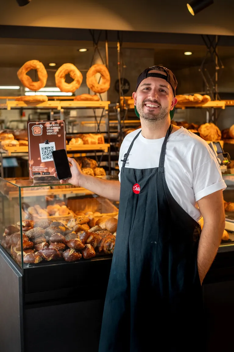 Christian Dick zeigt in seiner B&auml;ckerei wie die App funktioniert