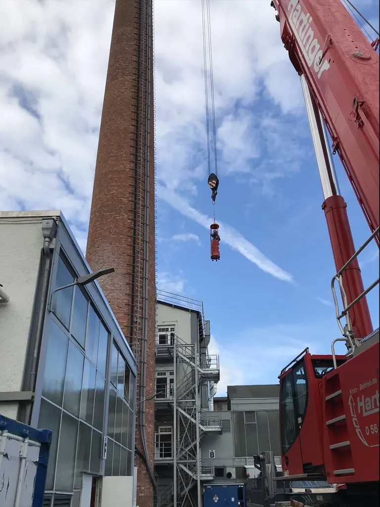 Inspektion an einem Industrieschornstein