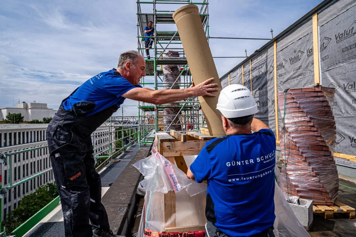 Montage des Kunstschornsteins in München