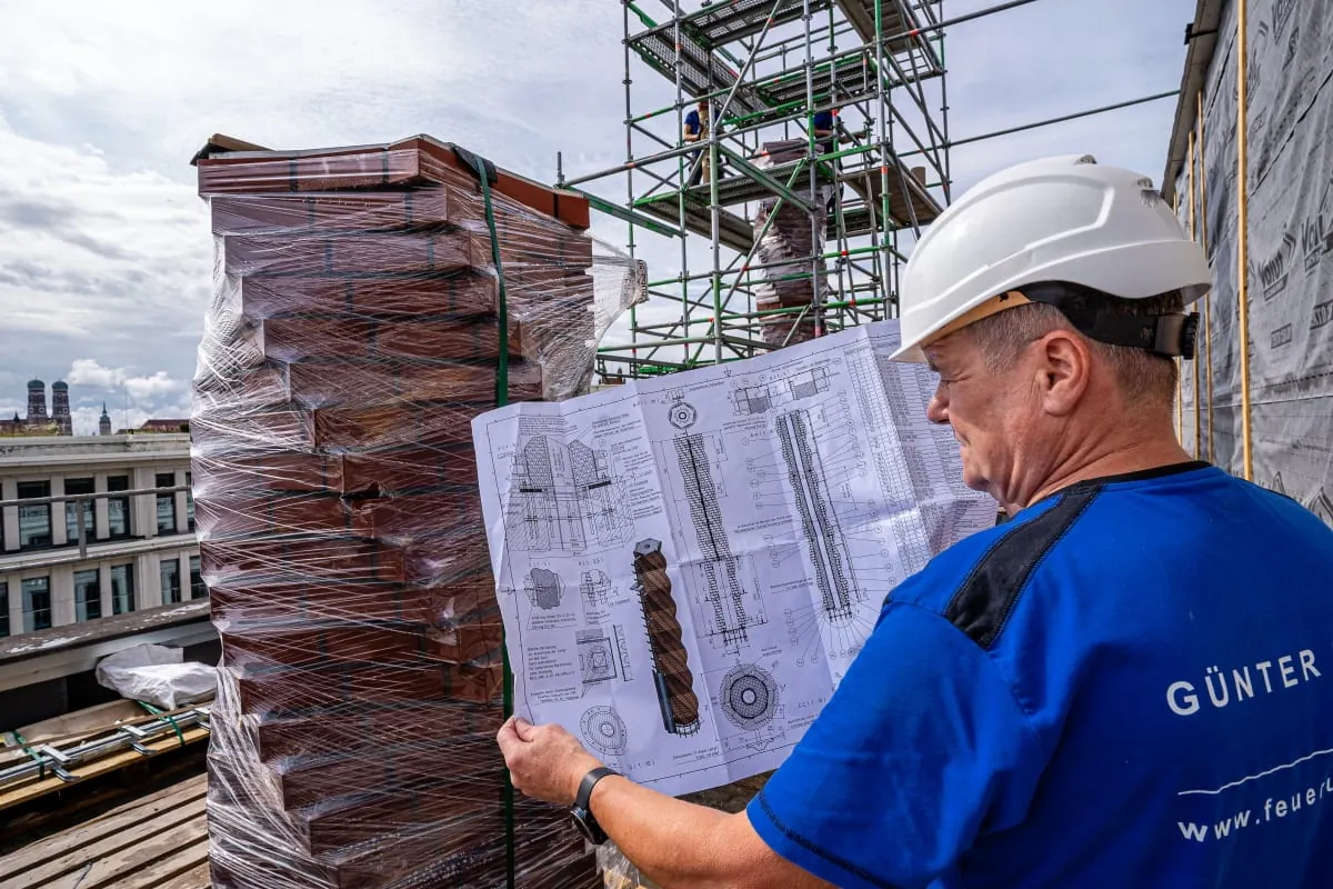 Montage eines Kunstschornsteins in München