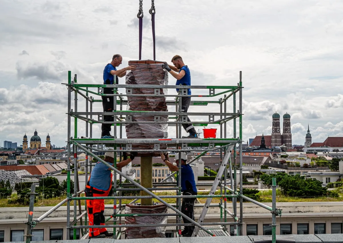 Kunstschornstein auf dem Dach des Berufsschulzentrums für das Bau- und Kunsthandwerk in München