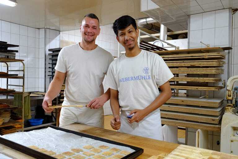 Kevin Klein und Azubi Sajid Newaz Shehab in der Backstube